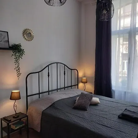 Black Queen & Countess Nera Apartman *
